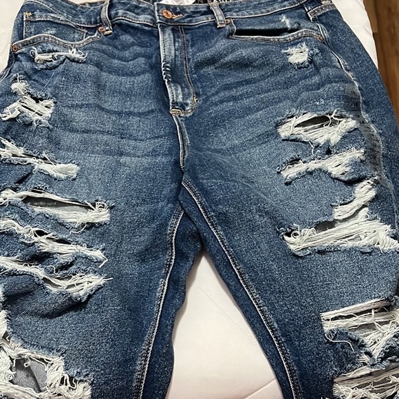 Women’s stretch Curvy mom jeans!! Never worn, perfect condition. ♥️ - Picture 2 of 2